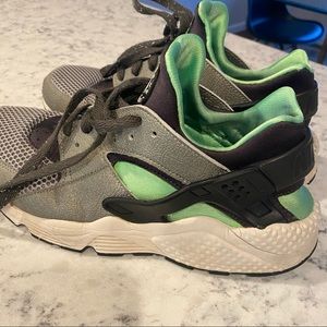 Nike Air Huaraches size 9